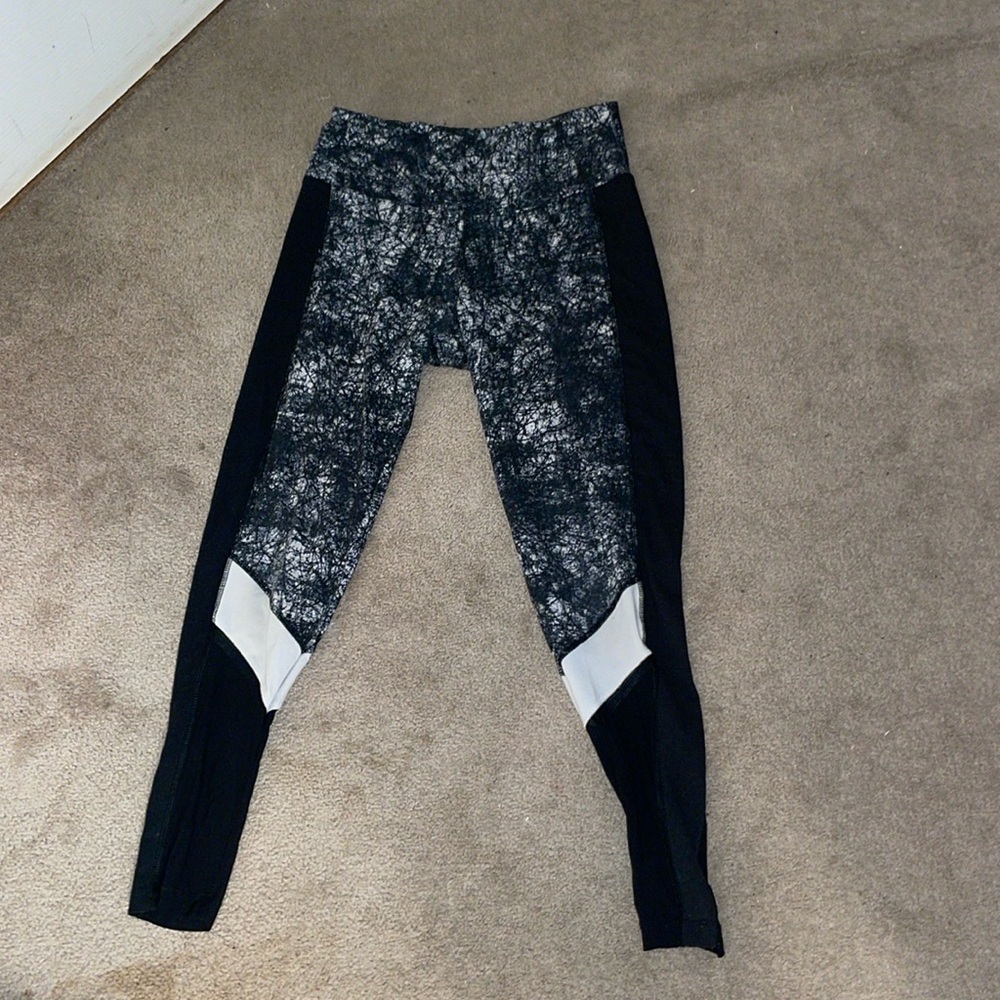 Patterned three-quarter length workout leggings